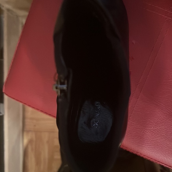 Donald Pliner: Leather Black Bootie, Size 9 - Picture 3 of 7